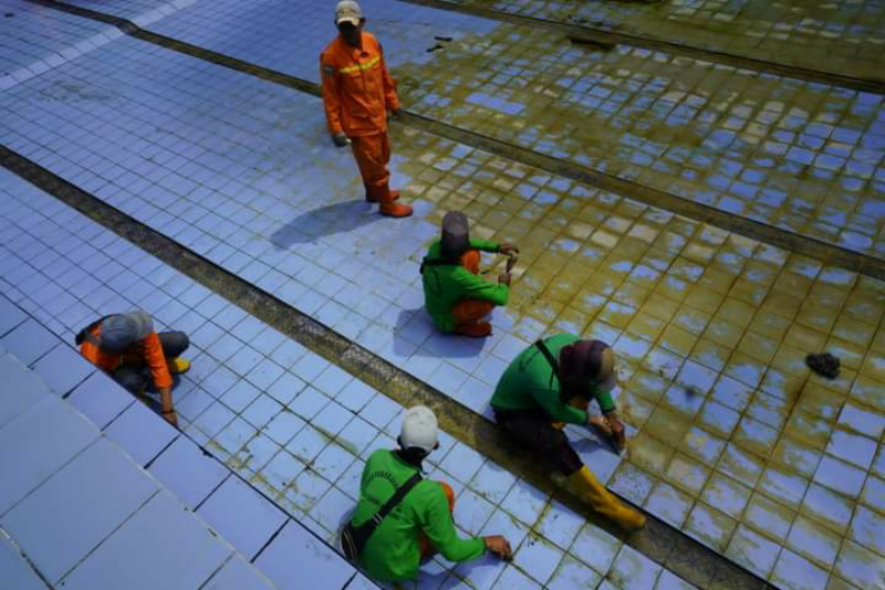 Suasana pembersihan kolam renang Lubuak Mato Kuciang.