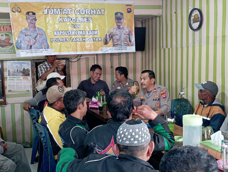 Kapolsek Lima Kaum Iptu Fitrianto SH, MH saat melakukan Jumat Curhat, di Jorong Jati, Nagari Baringin, Kecamatan Lima, Tanah Datar.
