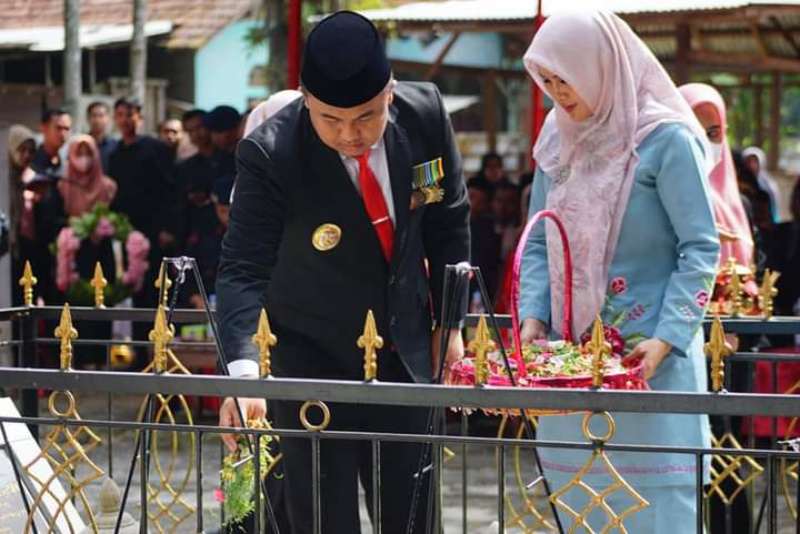 Bupati Dharmasraya Sutan Riska Tuanku Kerajaan, bersama Ny Intan Dewi Lopita Sari, saat menabur bunga diatas makam Alm Ahmad Munawar.