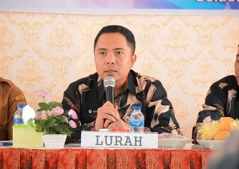Lurah Pasar Baru Donal Harmoko.