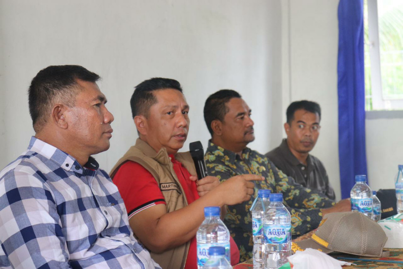 Keterangan Foto Pj. Bupati Kepulauan Mentawai Martinus Dahlan didampingi Para camat pagai selatan dan Sikakap saat menyampaikan Program Pemerintah Kabupaten Kepulauan