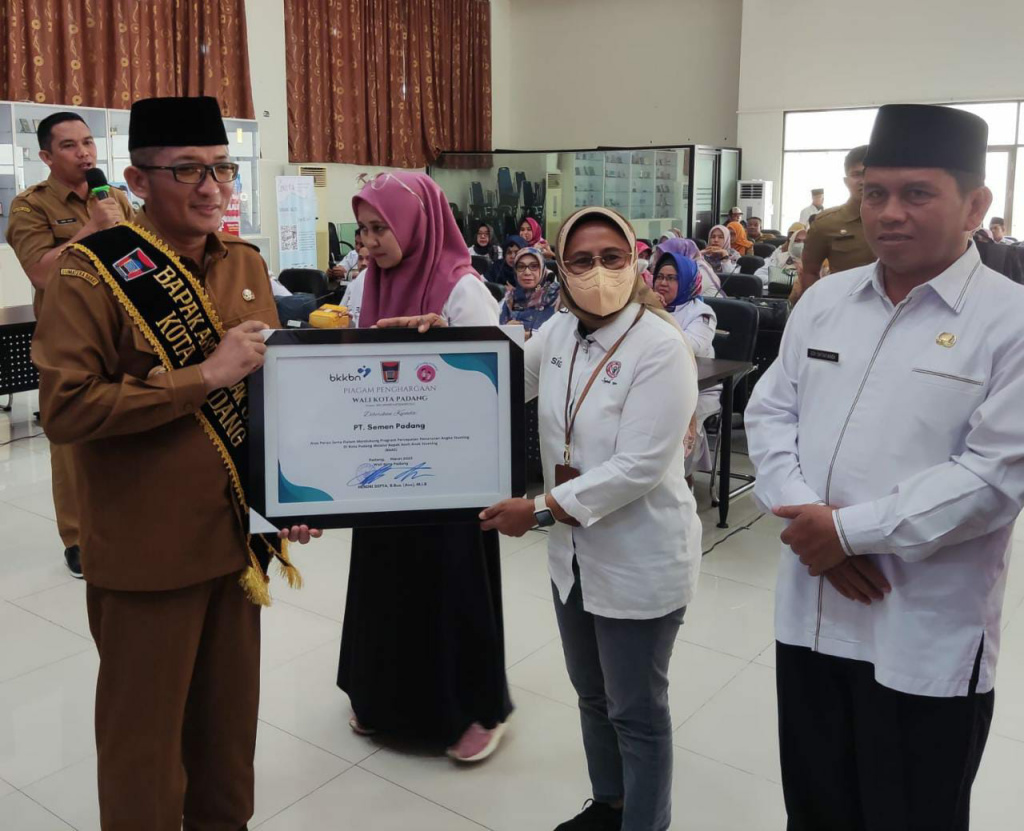 Walikota Padang Hendri Septa serahkan piagam penghargaan kepada PT Semen Padang. (Ist)