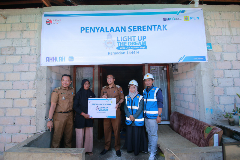 Dengan program Light Up The Dream, PT PLN (Persero) hadirkan penyambungan listrik gratis bagi masyarakat Kota Payakumbuh.(ist)