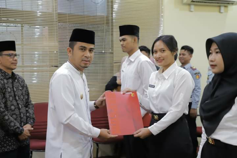 Wakil Wali Kota Ramadhani Kirana Putra menyerahkan SK CPNS kepada Kadek Sellina Cahyani.(zulnazar)