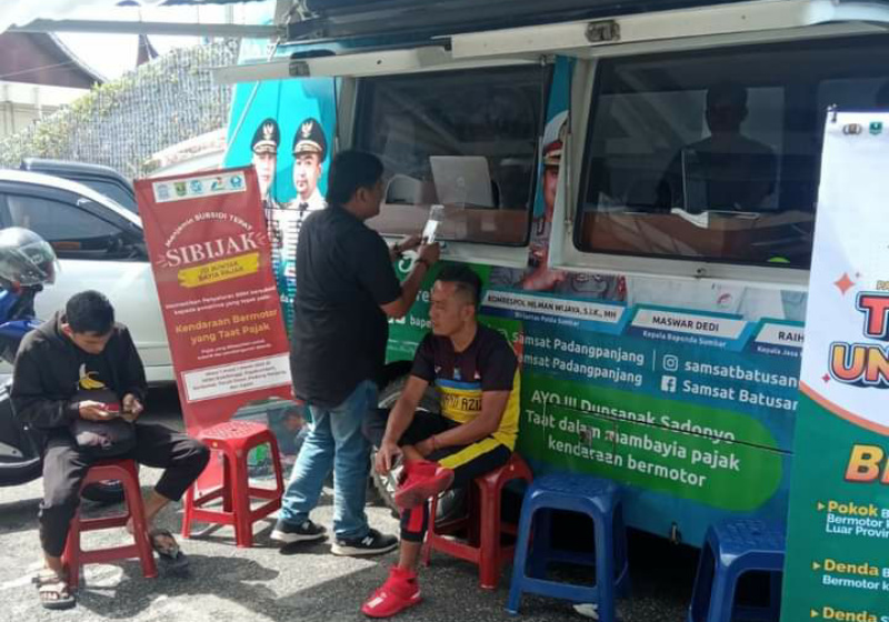 Warga saat bayar pajak kendaraan lewat program  Triple Untung diluncurkan  UPTD Samsat Kota Padang Panjang, Jumat (31/3/2023) depan pasar Pusat.(asril)