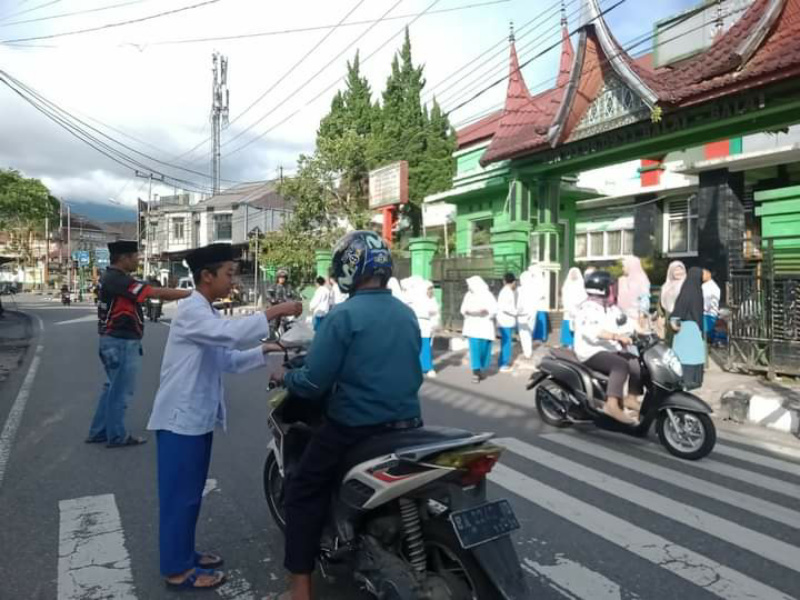 Siswa SD N. 3 Padang Panjang Barat saat bagikan takjil pabukoan pada warga dijalan nasional depan sekolah mereka, Jumat (31/3/2023) petang.(asril)