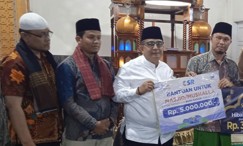 Kacab Bank Nagari Kota Padang Panjang, Yossondra serahkan dana CSR untuk Mesjid An Nur Bukit Surungan, Senin (3/4/2023) malam.(asril)