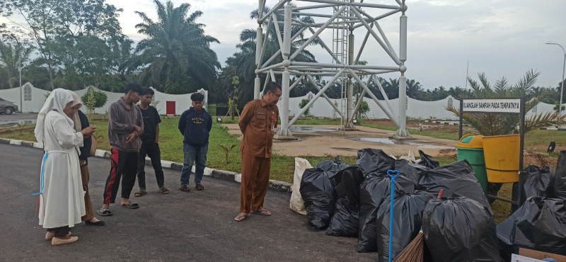 Kepala Dinas Lingkungan Hidup Budi Waluyo fokus dalam pengendalian sampah.(ist)