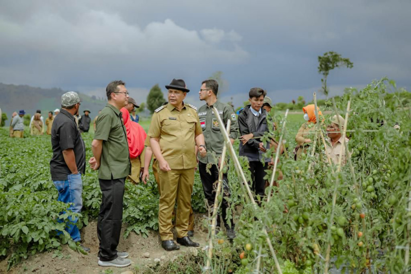Bupati Solok Epyardi Asda saat turun ke tengah masyarakat.(ist)