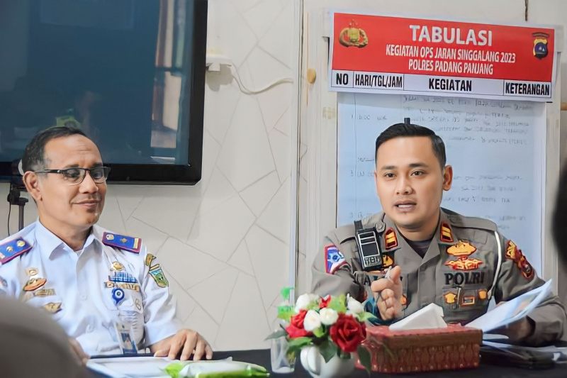 Kasat Lantas Polres Padang Panjang, Iptu Aldy Lazzuardi didampingi Kadishub Arkes Refagus saat rapat koordinasi di Polres setempat, Rabu (5/4/2023) siang. (Asril)