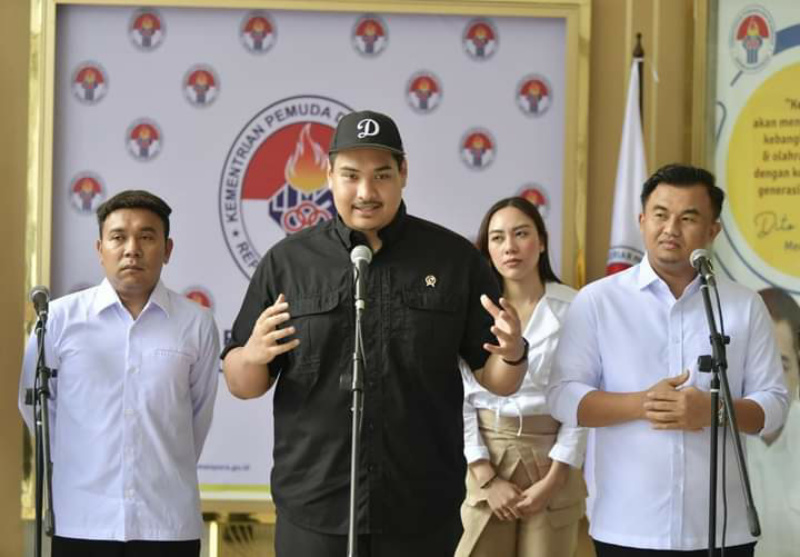 Bupati Dharmasraya Sutan Riska, hadiri undangan Menpora RI, dalam rangka konsolidasi kemajuan olahraga tanah air.(ist)