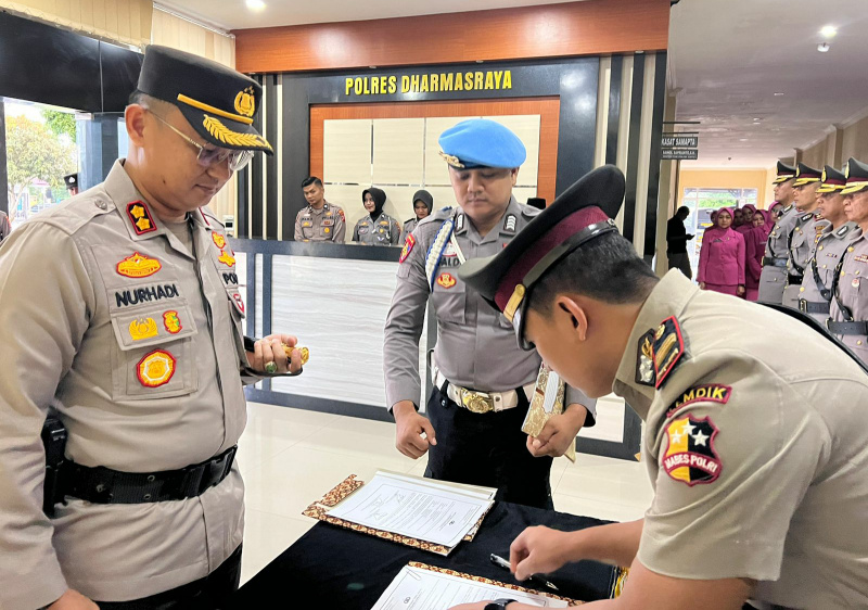 Kapolres Dharmasraya AKBP Nurhadiansyah, S. I. K., menyaksikan penandatangan fakta integritas tugas yang akan di emban Kasat Reskrim Polres Dharmasraya. (Syaiful hanif)