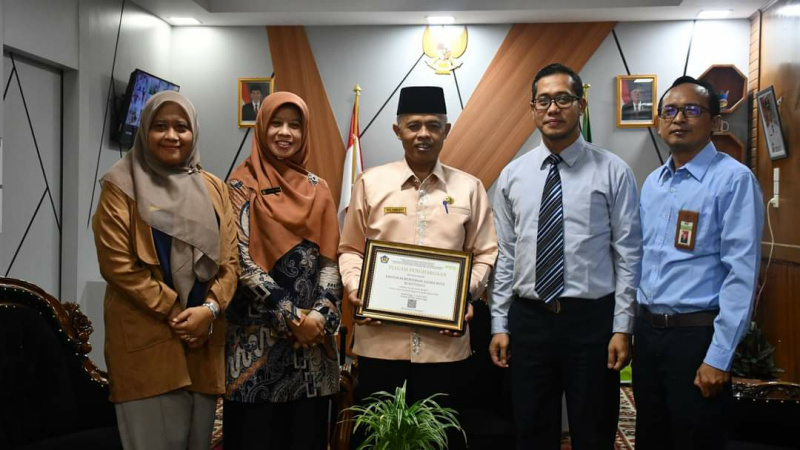 Kakan Kamenag Bukittinggi terima penghargaan. (Ist)