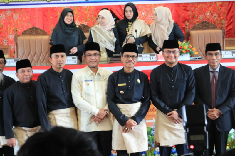 Rida Ananda (baju putih) bersama Bupati dan Wakil Bupati, Ketua DPRD serta Wakil Ketua DPRD Limapuluh Kota