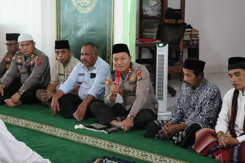 Kapolres Pasaman Barat AKBP Agung Basuki, S.I.K., M.M kembali melaksanakan "Jumat Curhat" di Masjid Al Mannar Jorong Paraman Ampalu, Nagari Rabi Jonggor, Kecamatan Gunung Tuleh. (Ist)