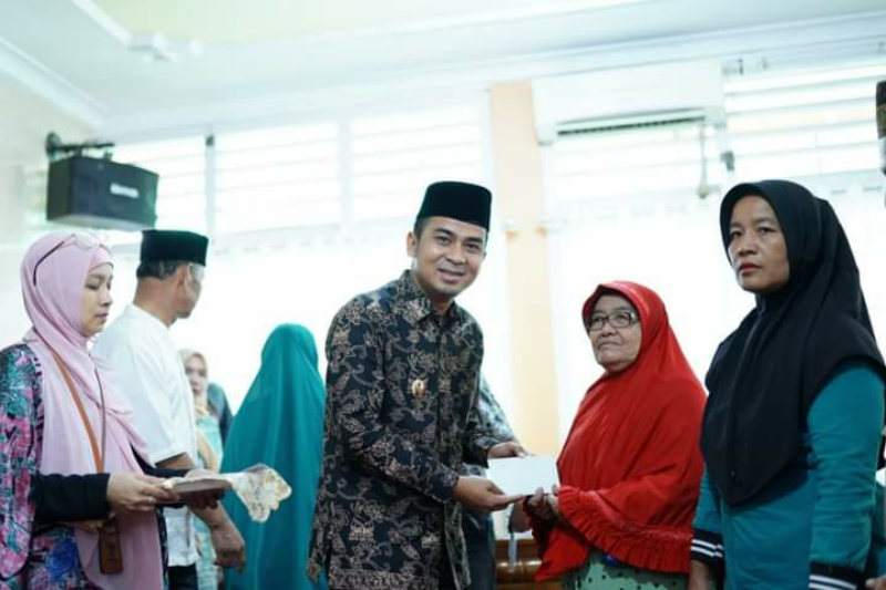 Wakil Wali Kota Solok Ramadhani Kirana Putra serahkan santunan Baznas.
