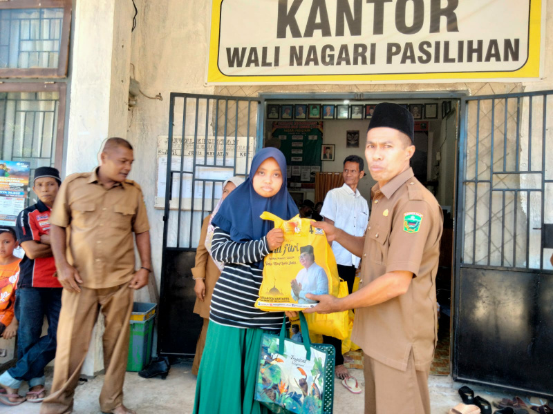 Wali Nagari Pasilihan Yonhi Nofri menyerahkan bantuan. (Zulnazar)