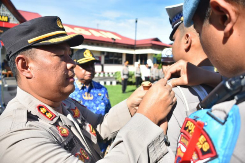 Kapolres Agam, AKBP Ferry Ferdian saat memasangkan pita tanda dimulainya operasi ketupat