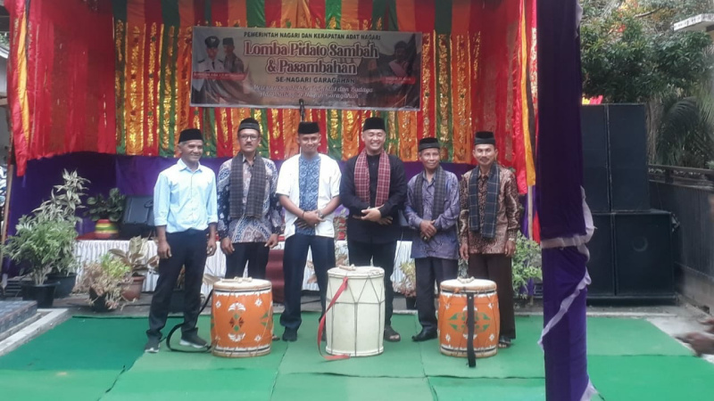 Pemnag Garagahan saat membuka acara lomba pasambahan.(m fadilah)
