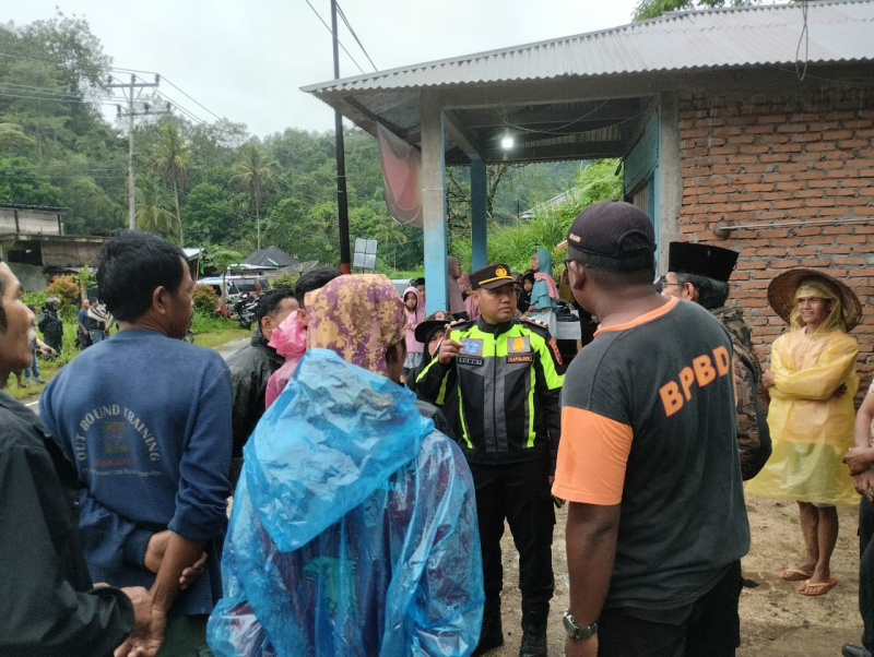 Satu unit rumah tertimbun tanah lonsor di Kecamatan Palupuh Kab. Agam. (Ist)
