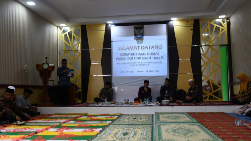Suasana jajaran Kemenag Bukittinggi halal bI halal. (Anasrul)