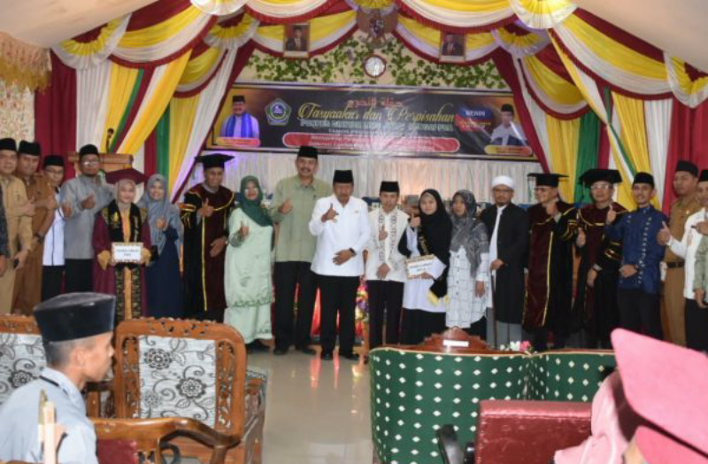 Bupati Agam, Dr H Andri Warman foto bersama disela tasyakuran dan perpisahan Ponpes Diniyah Limo Jurai. (Ist)