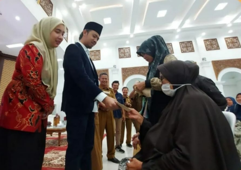 Wako Bukittinggi Erman Safar Serahkan Bansos Sembako dan PKH Tahap II untuk 3.878 KPM Bukittinggi. (Anasrul)