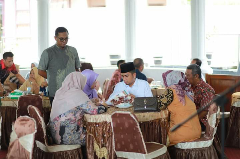 Wakil Wali Kota Solok Ramadhani bersama orang tua asuh taruna. (Ist)