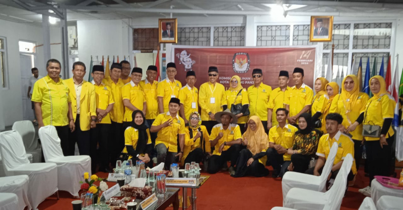 Para bacaleg Partai Golkar Padang Panjang poto bareng usai mendaftar ke KPU setempat, Minggu (13/5/2023) siang.