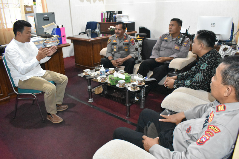 Waka Polres Padang Panjang Kompol Syofyan Efendi saat koordinasi dengan Ketua KPU, Okta Novisyah di ruang kerja KPU setempat.