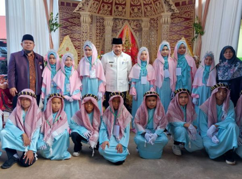Bupati Agam, Dr H Andri Warman foto bersama dengan peserta Khatam Quran MDTA Baiturrahmah Tanah Bato Kambing VII