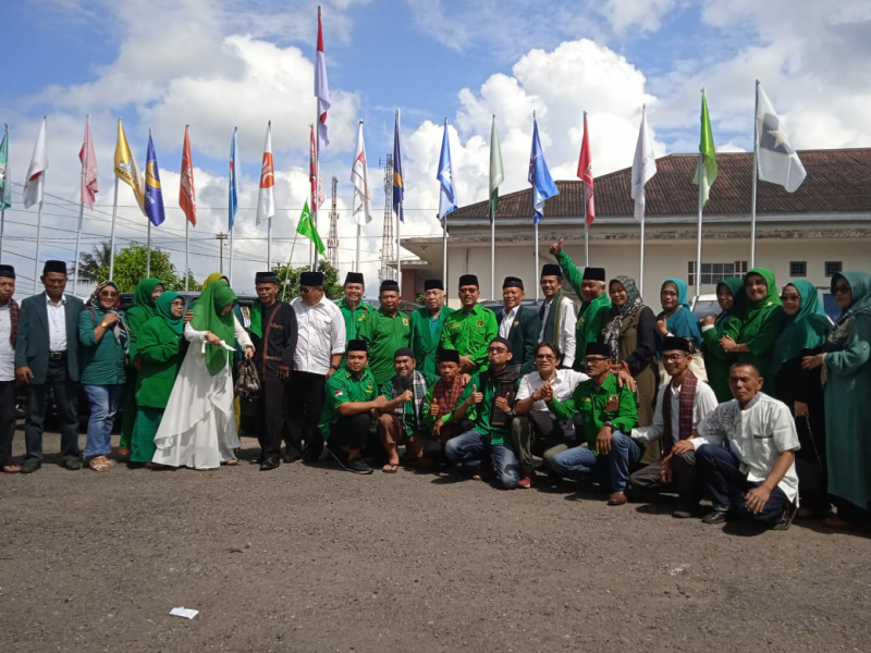 Sebelum mendaftar, kader dan bacaleg PPP poto bareng depan kantor KPU Padang Panjang. 
