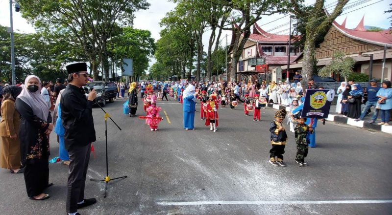 Wako Erman Safar lepas pawai Karnaval IGTKI SE Kota Bukittinggi.