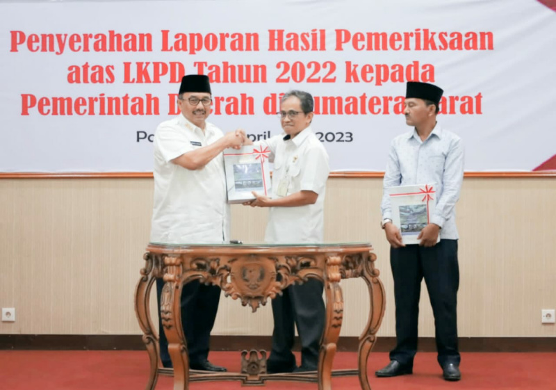 Bupati Pasaman, Benny Utama saat terima penghargaan WTP dari BPK-RI