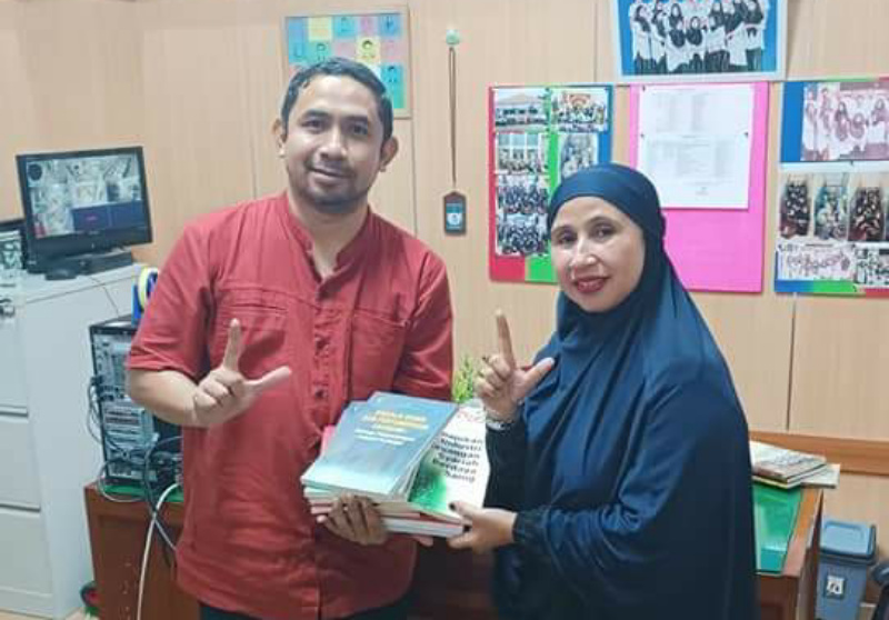 Kabid Perpustakaan DPK Kota Padang Panjang, Dra. Hj, Tuti Abdul Rajab saat menerima sumbangan buku dari Sekjen DPR RI, Ricko Wahyudi, Rabu (17/5/2023) kemaren diruang kerjanya.