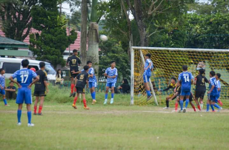 Partai Semi Final Piala Wali Kota Padang Panjang, saat tim SMP N. 5 berhadapan dengan SMP N. 3 berlangsung, Rabu (17/5/2023) petang  kemaren di lapangan Kantin.