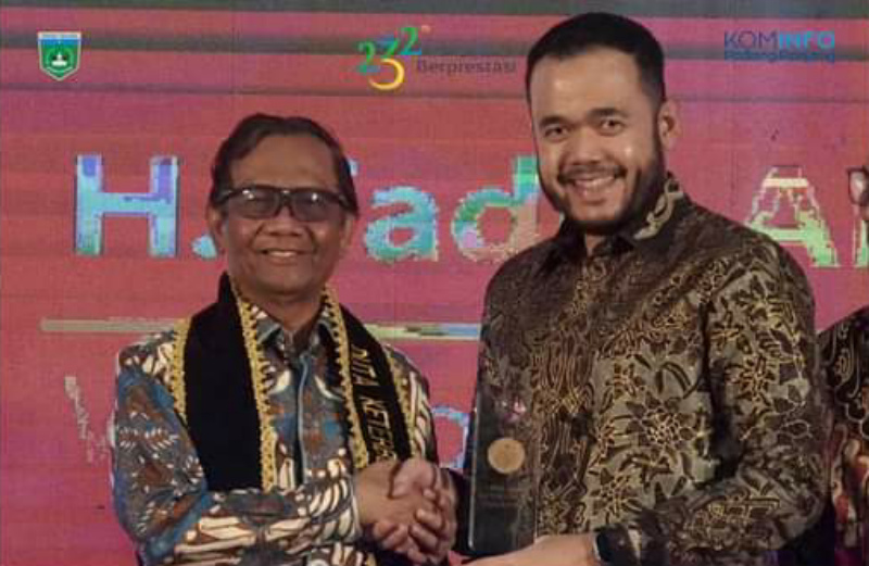 Wako Fadly Amran saat Terima Penghargaan Tinarbuka diserahkan Menko Polhukam, Mahfud, MD.