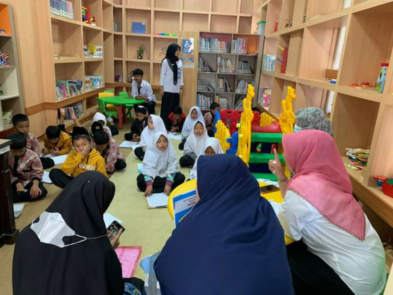 Siswa SDIT Dambaan Ummat Kabupaten Solok saat berada diruang Perpustakaan DPK Padang Panjang, Rabu (17/8/2023) siang kemaren.