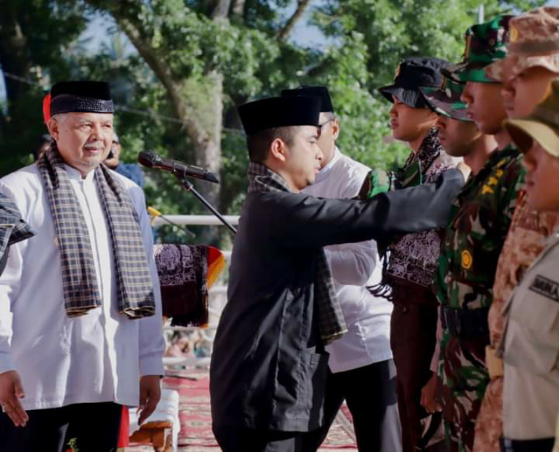 Wakil Wali Kota Solok Ramadhani Kirana Putra memasangkan Syal kepada peserta disaksikan Wali Kota Zul Elfian.