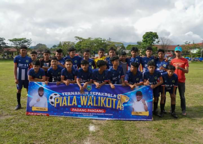 Tim SMP N 5 Kota Padang Panjang poto bareng usai raih Piala Wali Kota, Sabtu (20/5/2023) petang kemaren di lapangan Anas Karim.