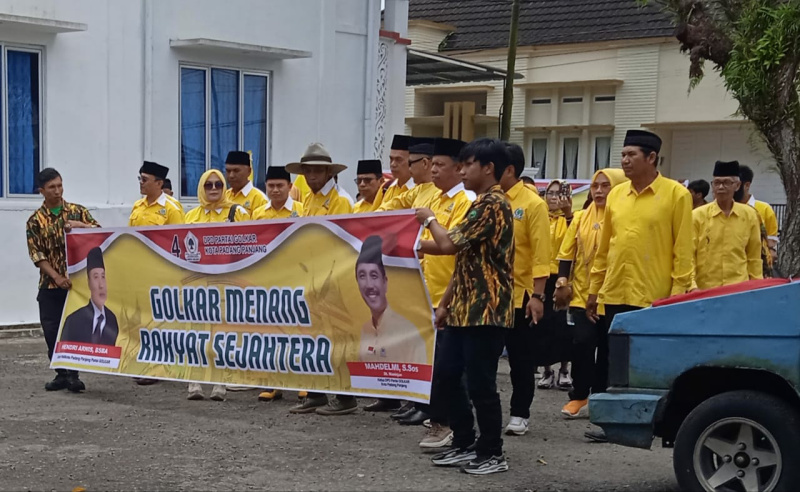 Partai Golkar Kota Padang Panjang pajang baliho Hendri Arnis saat daftarkan bacaleh ke KPU.