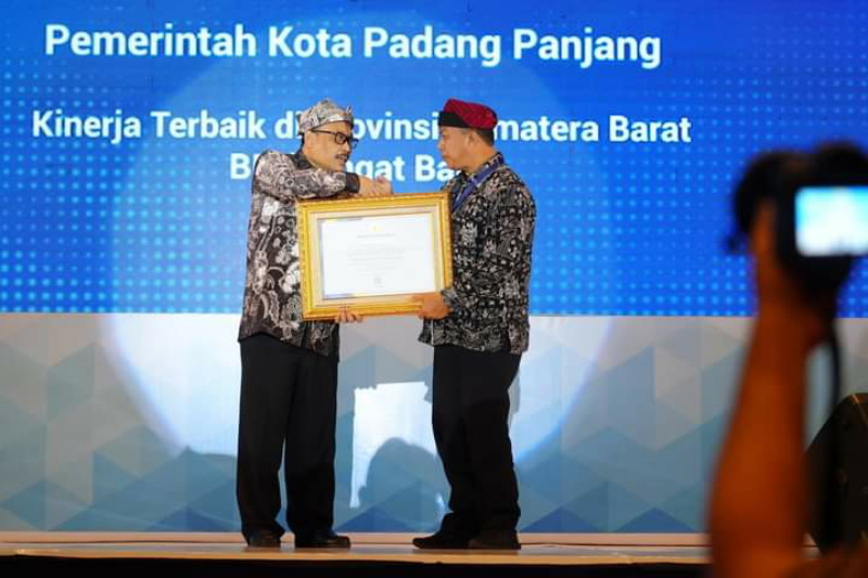 Sekretaris DPK Kota Padang Panjang, Junaidi , saat menerima penghargaan dari Kepala ANRI, Imam Gunarto, Senin (22/5/2023) malam di Banyuwangi.