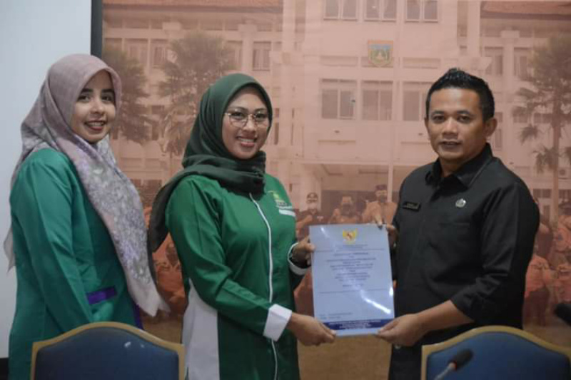 Kabid Kesbangpol Kota Padang Panjang, Enki Tri Nanda saat menyerah LHP kepada salah seorang bendahara parpol, Selasa (23/5/2023) di ruang Kesbangpol setempat.