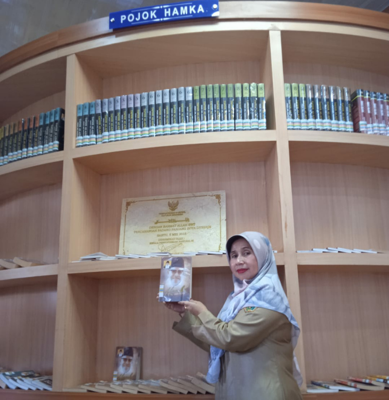 Kepala Perpustakaan Kota Padang Panjang, Dra. Tuty Abdul Rajab di Pojok Baca Hamka.