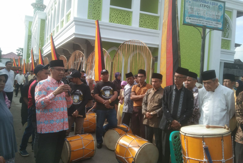 Wakil Wali Kota Bukittinggi, Marfendi saat melepas pawai Alek Nagari atau tradisi adat Khatam Alquran di Bantodarano, Bukittinggi