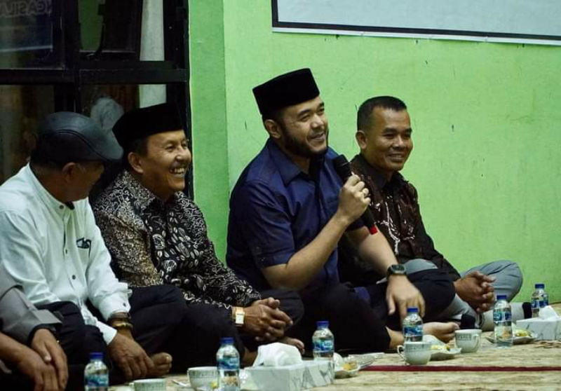 Camat Padang Panjang Timur, Drs. Asrul bersama Wako Fadly Amran di malam bagurau  Saluang.