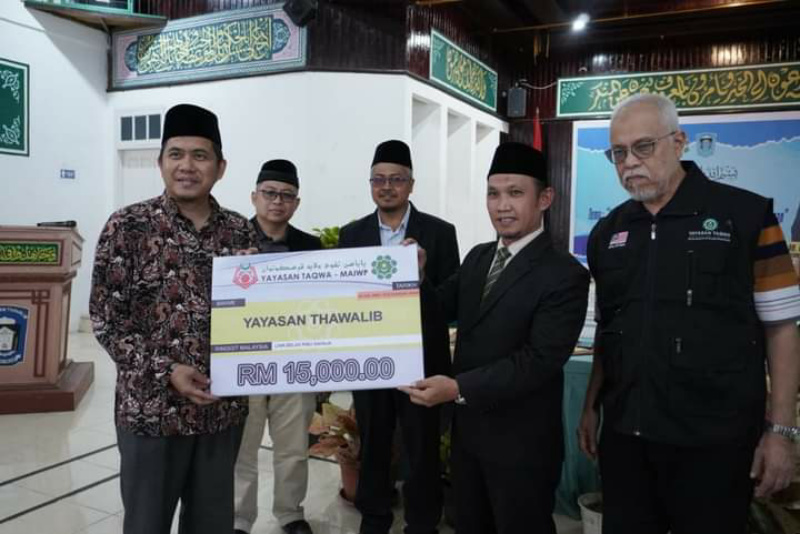 Usai berikan kuliah umum, rombongan Yayasan Taqwa MAIWP Malaysia serahkan bantuan ke ponpes Thawalib Padang Panjang.