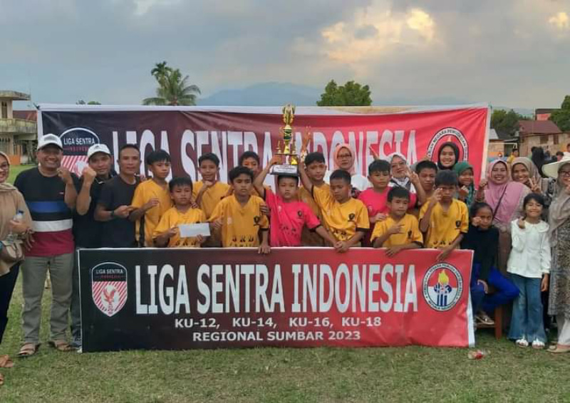 Tim Dbox Soccer Padang Panjang poto bareng usai keluar sebagai juara II LSI Sumbar.