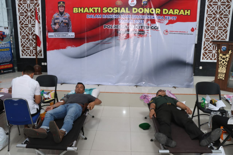 Foto jajaran Polresta lakukan Donor Darah dalam rangka Hari Banyangkara ke 77 tahun 2023.