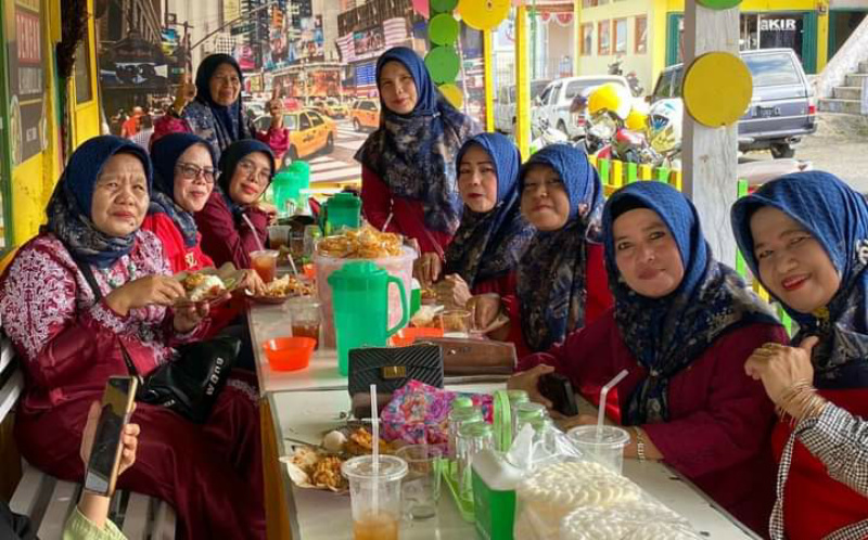 Usai pertemuan, anggota UP2K Kota Padang Panjang, Sabtu (10/6/2023) kemaren, makan basamo.